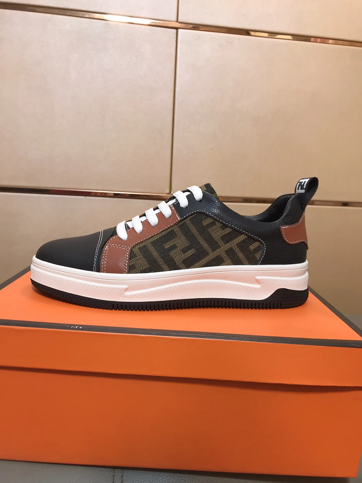 Factory price 400 🕷️🕷️FENDI [Fendi] Men’s new casual shoes are hot! , that kind of calm connotation️elegant taste is indescribable to start the journey of fashionable shoes💍💍to cope with various occasions calmly! The momentum of the big names speaks for itself! Comfortable and comfortable on the feet! Material: Imported cowhide + printed material, sheepskin lining. Fashion essential! 2 colors available! Code number: 38-44